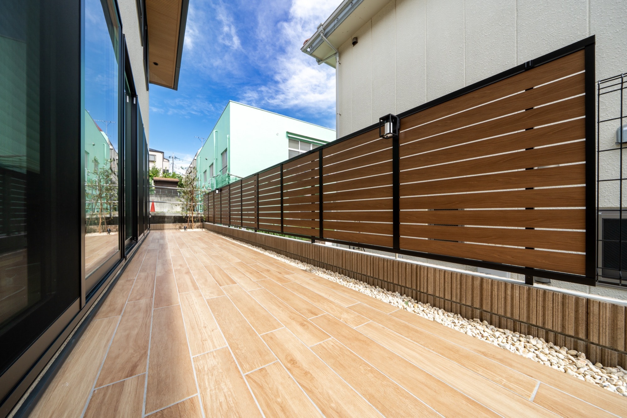 視線を遮り、くつろぎを作る。目隠しフェンスの種類と選び方